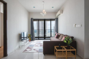 A Stylish 2BR Suite Water Views Free Parking